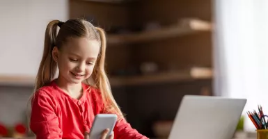 3 Cara Cerdas Orang Tua Membantu Anak Melakukan Detoks Digital