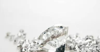 3 Cara Mudah Mengenali Berlian yang Palsu