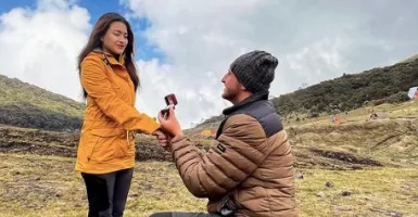 Nathalie Holscher Dilamar Bule di Puncak Gunung, She Said Yes