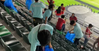 Salut! Suporter Indonesia Bersih-Bersih Stadion Gelora Bung Tomo Surabaya Setelah Nonton Timnas