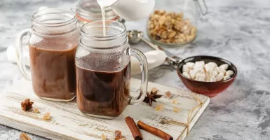 Cocok Diminum Kala Hujan, Tips Mudah Bikin Cokelat Panas Seenak di Kafe