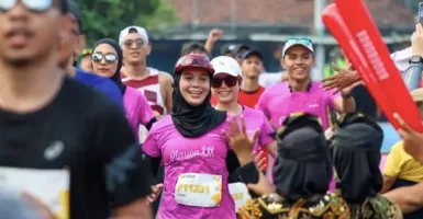 Didukung Warga, Siti Atikoh Istri Ganjar Pranowo Selesaikan Borobudur Marathon 42 KM