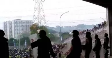 Tembakkan Gas Air Mata di Laga Gresik United vs Deltras FC, Polisi: Suporter Beringas