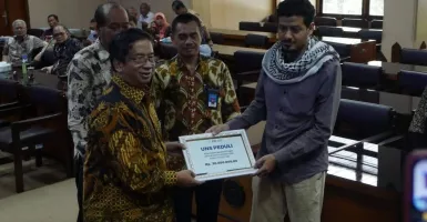 UNS Solo Serahkan Bantuan kepada 3 Mahasiswa Asal Palestina