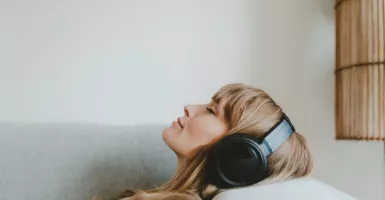 Mendengarkan Lagu Favorit Sama Baiknya dengan Obat Penghilang Rasa Sakit