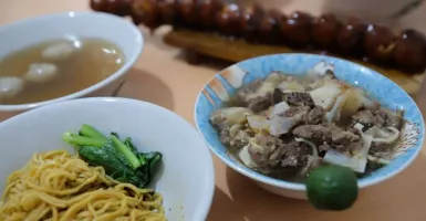 Pencinta Kuliner Wajib Cicip Bakso Sedjahtera Bandung, Porsi Nampol Pakai Lontong