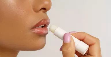 4 Kebiasaan Wajib Diterapkan untuk Menjaga Bibir Tidak Kering dan Selalu Lembap