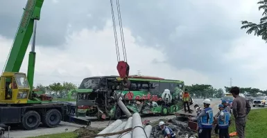 Bus Rombongan Guru Asal Malang Tabrak Truk di Tol Ngawi-Solo, 2 Orang Meninggal