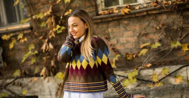 3 Cara Mengenakan Sweater agar Tidak Membosankan, Lebih Modis dan Kekinian