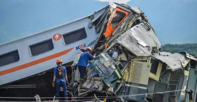 Basarnas Ungkap Sulitnya Evakuasi Korban Kecelakaan Kereta di Bandung, Butuh 12 Jam!