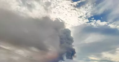 Erupsi Gunung Lewotobi Laki-Laki Semburkan Abu Vulkanik Setinggi 2 Km, Warga Dilarang Mendekat!