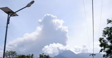 Erupsi Gunung Lewotobi Laki-Laki Lontarkan Abu Vulkanik Setinggi 1 Km