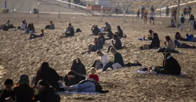 Gelombang Panas di Musim Dingin Membuat Warga Spanyol Berbondong-bondong ke Pantai