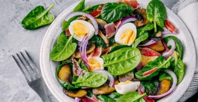 Resep Salad Bayam Telur, Bikinnya Praktis dan Menyehatkan