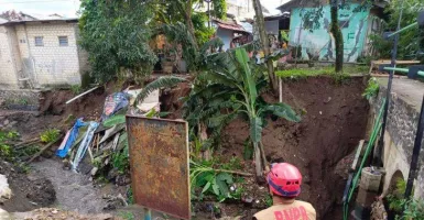 Rumahnya Terancam Longsor, 31 Warga Cilendek Bogor Dievakuasi