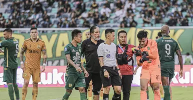 Bikin Cemas! Kiper Timnas Ernando Ari Cedera Bahu saat Bela Persebaya Lawan Bhayangkara FC