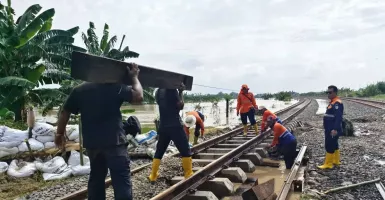 Banjir Genangi Rel Kereta di Grobogan, Sejumlah Perjalanan KA Dibatalkan