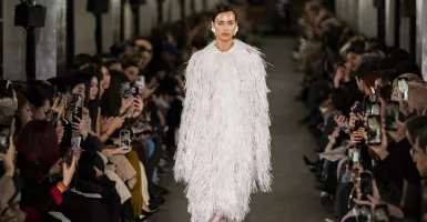 Tory Burch Tampilkan Koleksi Kemilau dengan Warna Netral di New York Fashion Week