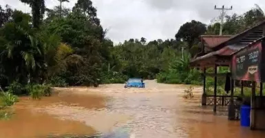 Banjir Genangi Jalan Menuju Perbatasan Indonesia-Malaysia di Kalimantan Barat