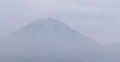 Gunung Semeru Kembali Erupsi, Muntahkan Abu Vulkanik Setinggi 400 Meter ke Arah Selatan