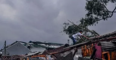 Angin Puting Beliung Terjang Bandung dan Sumedang, 834 Keluarga Terpaksa Mengungsi