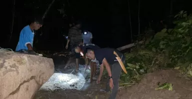Tanah Longsor Putus Akses Jalan Lintas Sulawesi di Gorontalo