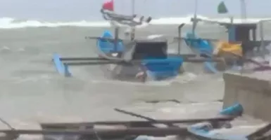 100 Perahu Nelayan di Pantai Ujunggenteng Sukabumi Rusak Dihantam Gelombang Tinggi