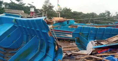 Diterjang Gelombang Tinggi, 40 Perahu Nelayan di Pantai Jayanti Cianjur Rusak