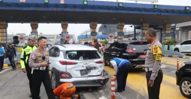 7 Kendaraan Terlibat Kecelakaan Beruntun di Gerbang Tol Halim Jakarta