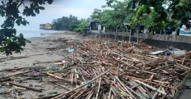 Kapal Rusak Diterjang Banjir Rob, Nelayan di Sukabumi Tak Bisa Melaut