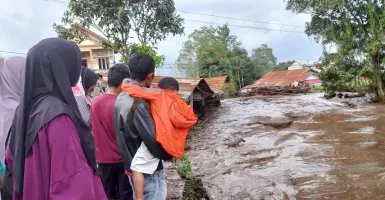 Gunung Marapi Banjir Lahir Dingin, Jalan Bukittinggi-Padang Terputus