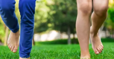 3 Manfaat Utama Berjalan di Atas Rumput Tanpa Alas Kaki