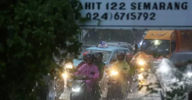 BMKG: Sejumlah Kota Besar Berpotensi Hujan Ringan hingga Lebat Disertai Kilat dan Angin Kencang