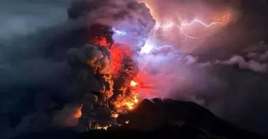 Tak Hanya Meletus, Gunung Ruang Keluarkan Kilatan Petir Vulkanik