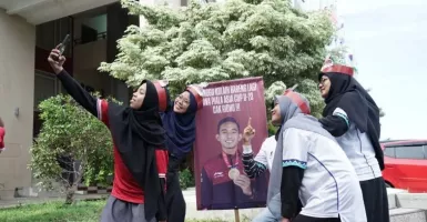 Dukung Rizky Ridho, Mahasiswa UM Surabaya Pasang Foto Kapten Timnas Indonesia U-23 di Kampus