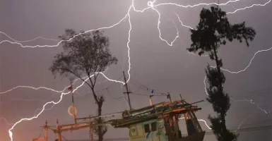 BMKG: Waspada Hujan Sedang hingga Lebat Disertai Petir dan Angin Kencang di Jateng