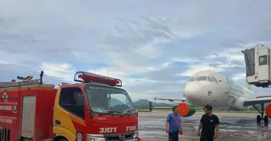 Terkena Abu Vulkanik Erupsi Gunung Ruang, Damkar Tomohan Bersihkan Landasan Pacu Bandara Sam Ratulangi