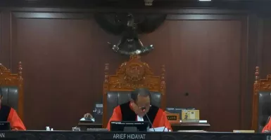 Pertanyakan Keabsahan Tanda Tangan Surya Paloh, Hakim MK: Kok Beda Sekali