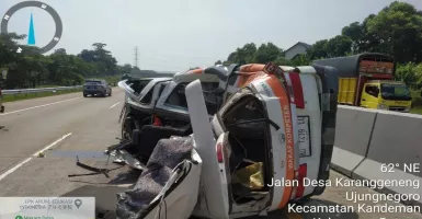 Ambulans Tabrak Truk di Jalan Tol Batang Semarang, 1 Orang Meninggal