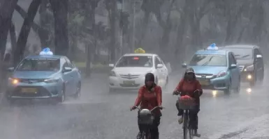 BMKG: Waspada Hujan Ringan hingga Lebat Disertai Petir di Kota Besar