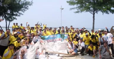 FIFGROUP dan Masyarakat Bersihkan Pantai di Pulau Pramuka