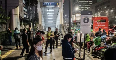 Crane Kenai Bagian Depan Kereta, Operasional MRT Jakata Sempat Ditutup Total
