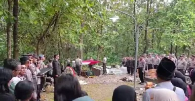 Korban Polisi Dibakar Istri Akhirnya Dimakamkan di Jombang