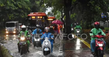 BMKG: Waspada Hujan Ringan hingga Lebat Disertai Petir dan Angin Kencang di Kota Besar