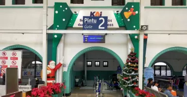 Keren! Stasiun di Daop 1 Jakarta Dihiasi Ornamen Natal, Termasuk Stasiun Gambir dan Pasar Senen