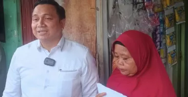 Terima Donasi, Istri Pertama Pak Tarno Kecup Kaki Kuasa Hukum Gus Miftah