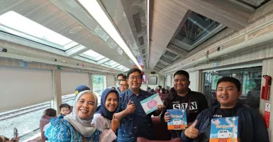 Meriahkan Imlek, KAI Wisata Bagi-Bagi Angpau di Kereta Panoramic