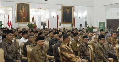 Menpora Dito Mendampingi Presiden Prabowo Serahkan Zakat Kepada Baznas