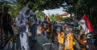 Kelelahan di Temanggung, Biksu Thudong Diantar Pakai Truk ke Magelang