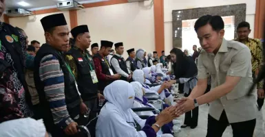 Gibran Didampingi Bobby Nasution Temui Jemaah Haji, Bilang Ada Arahan Presiden
